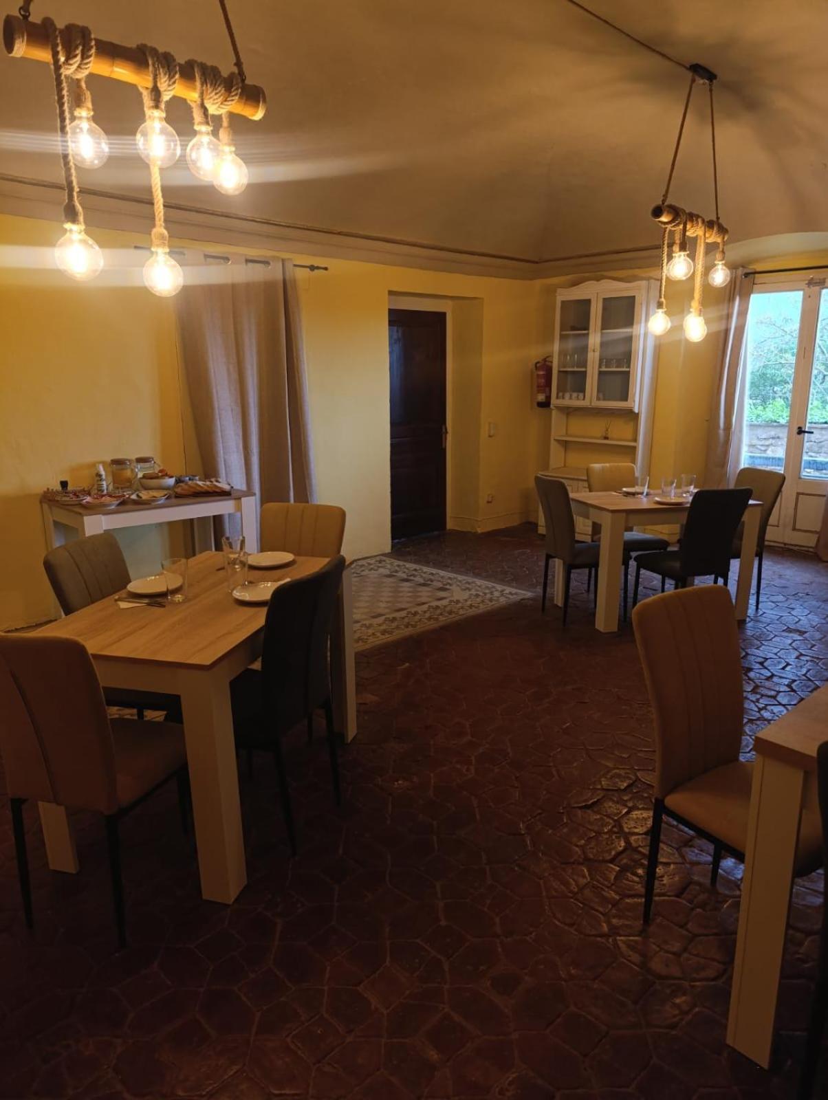 Mas Pitre Bed & Breakfast Besalu Bagian luar foto